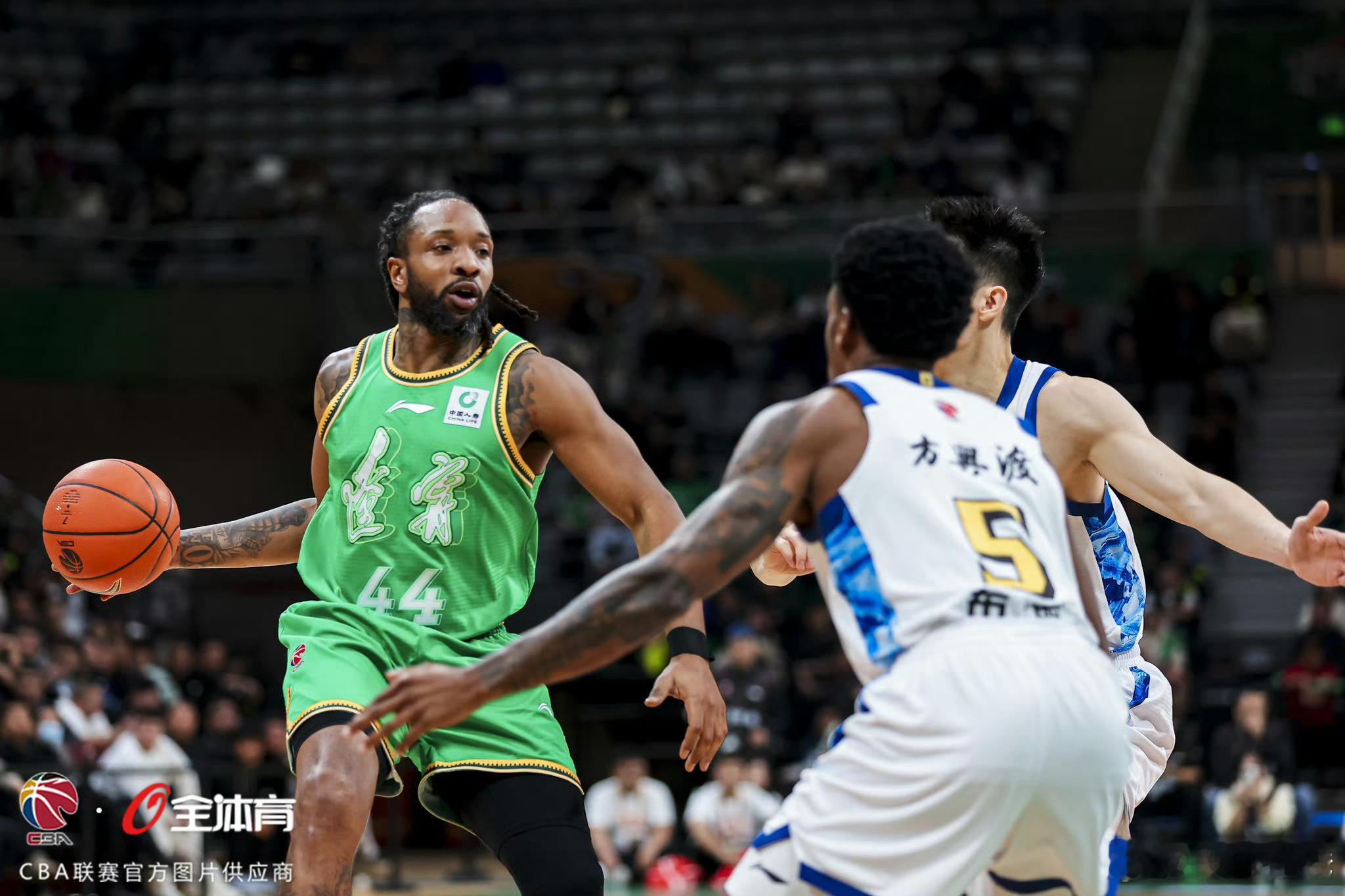 辽宁男篮战胜广厦男篮没有赵继伟的辽宁居然在主场把卫冕冠军广厦赢了，几乎是整场保持