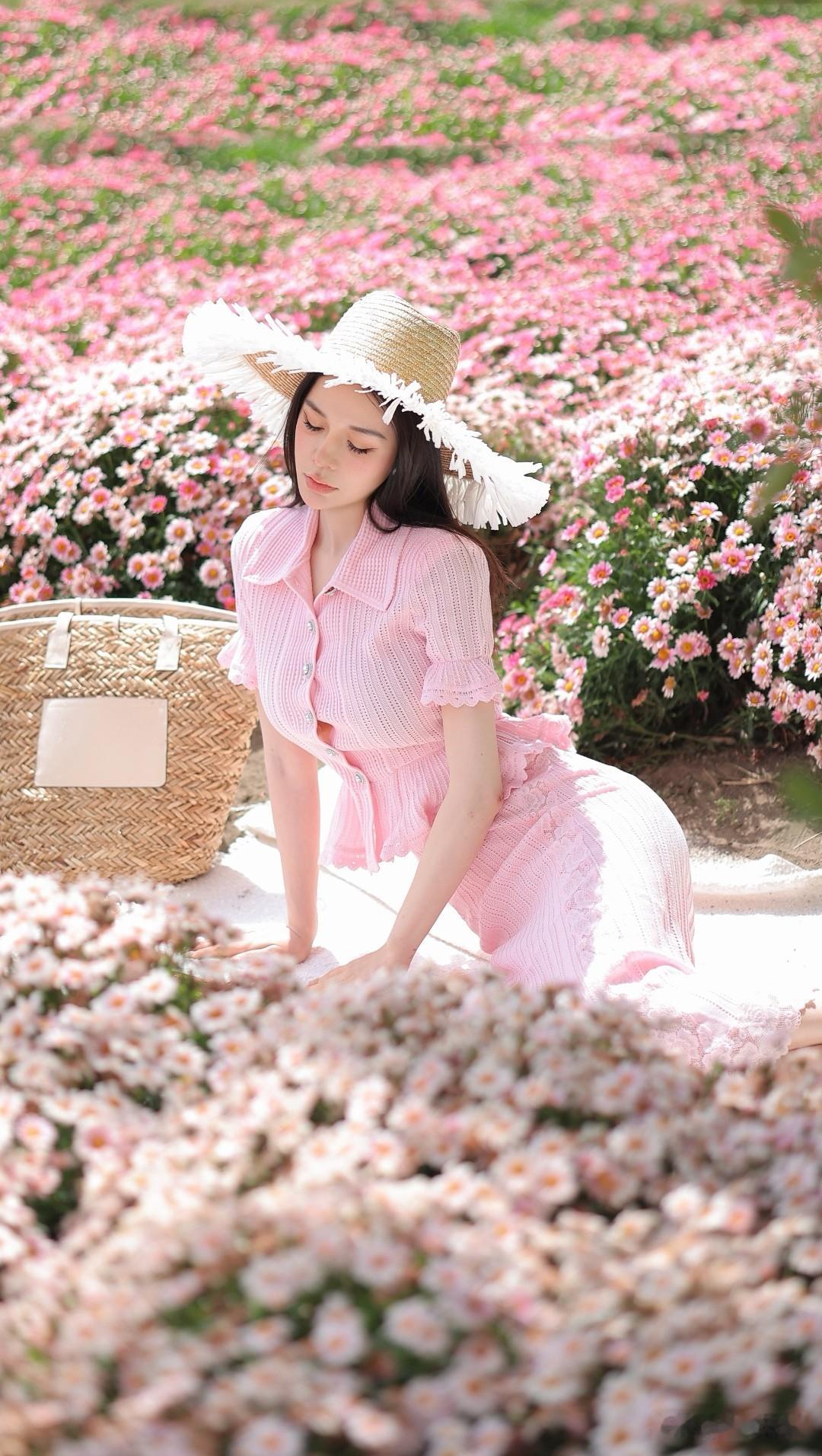 粉嫩花海中的甜美少女，阳光洒满的浪漫时光。