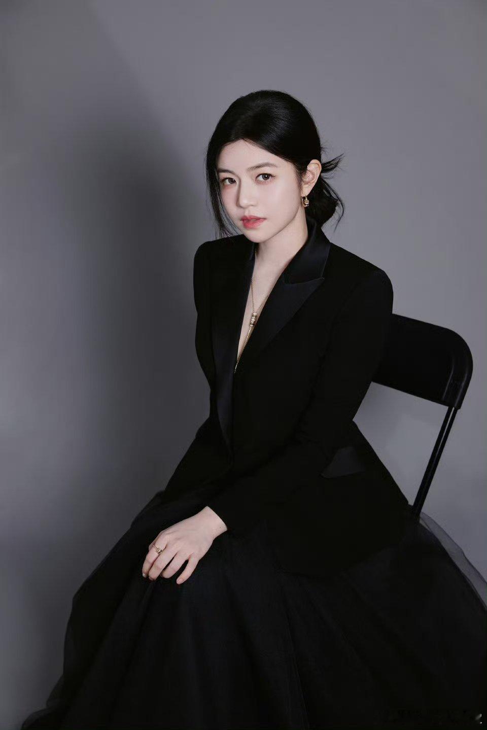 陈妍希内场黑色v领西装裙造型，气场全开完全就是姐姐我是姐姐小狗