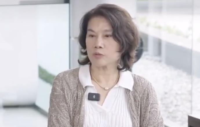 【董明珠怒斥员工吃着碗里看着锅里：绝对不会允许他在格力待下去】
据蓝鲸财经，董明