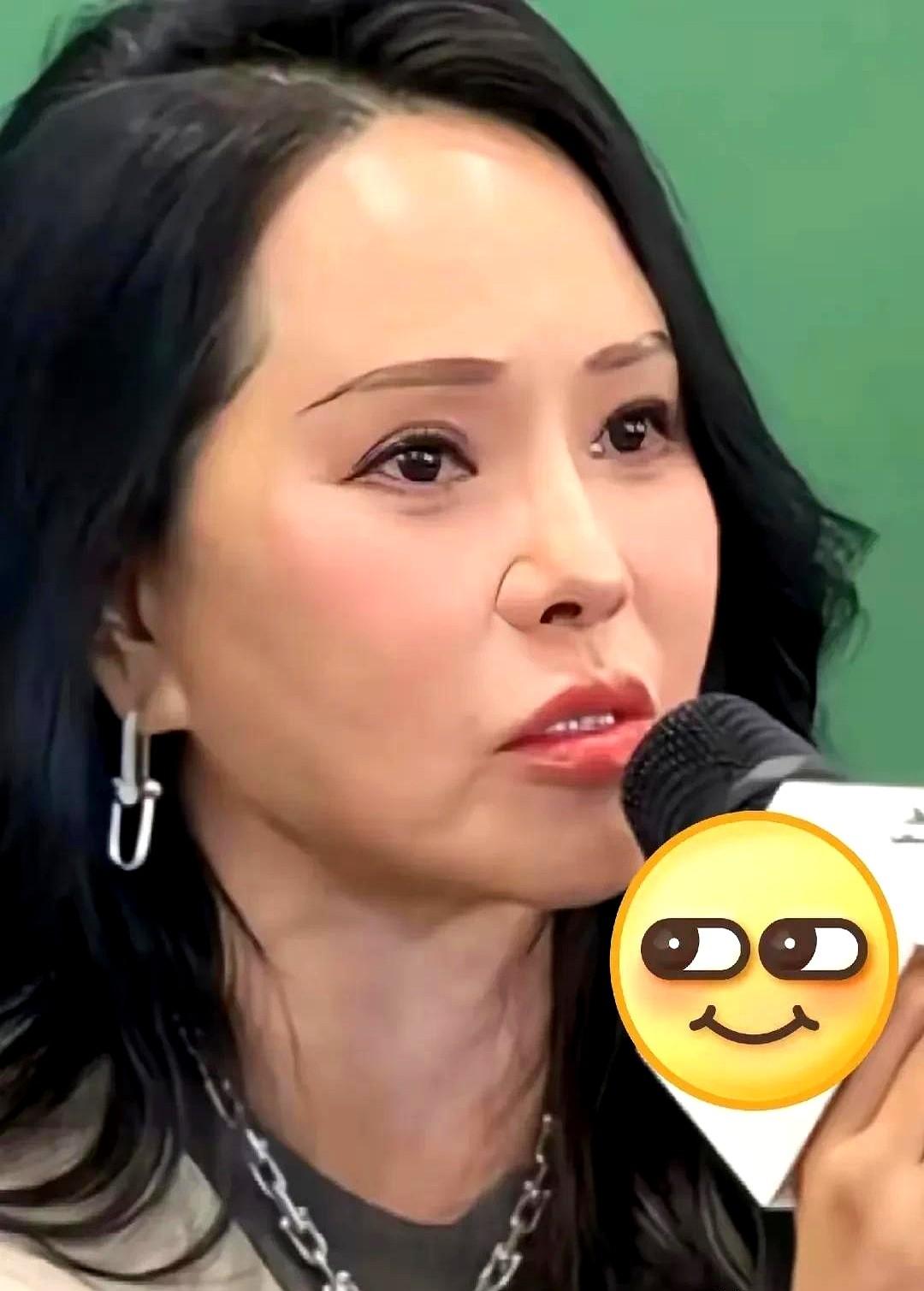 被怼脸拍的伊能静，看她脸部平滑劲儿这张照片应该美颜了，但看她面容就是她年龄该有的