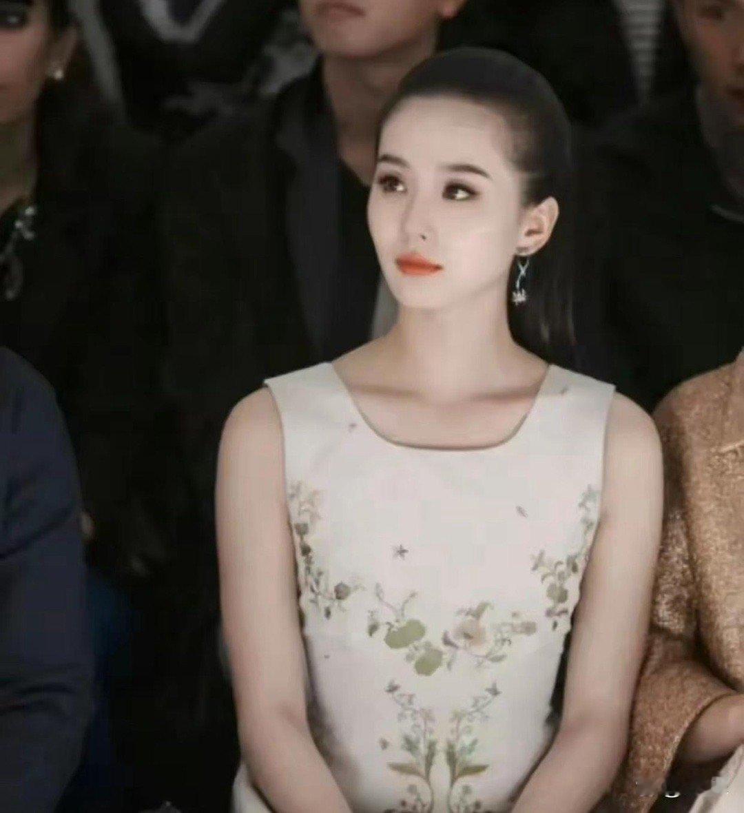 刘诗诗这款发型看似简约随性，却衬得她气质温婉又优雅，越看越有韵味。 