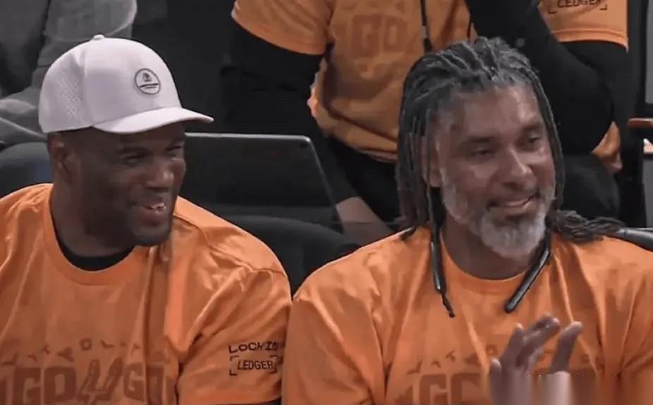 首轮G1马刺111-98开拓者，赛后文班亚马接受采访时谈到马刺名宿邓肯和大卫-罗