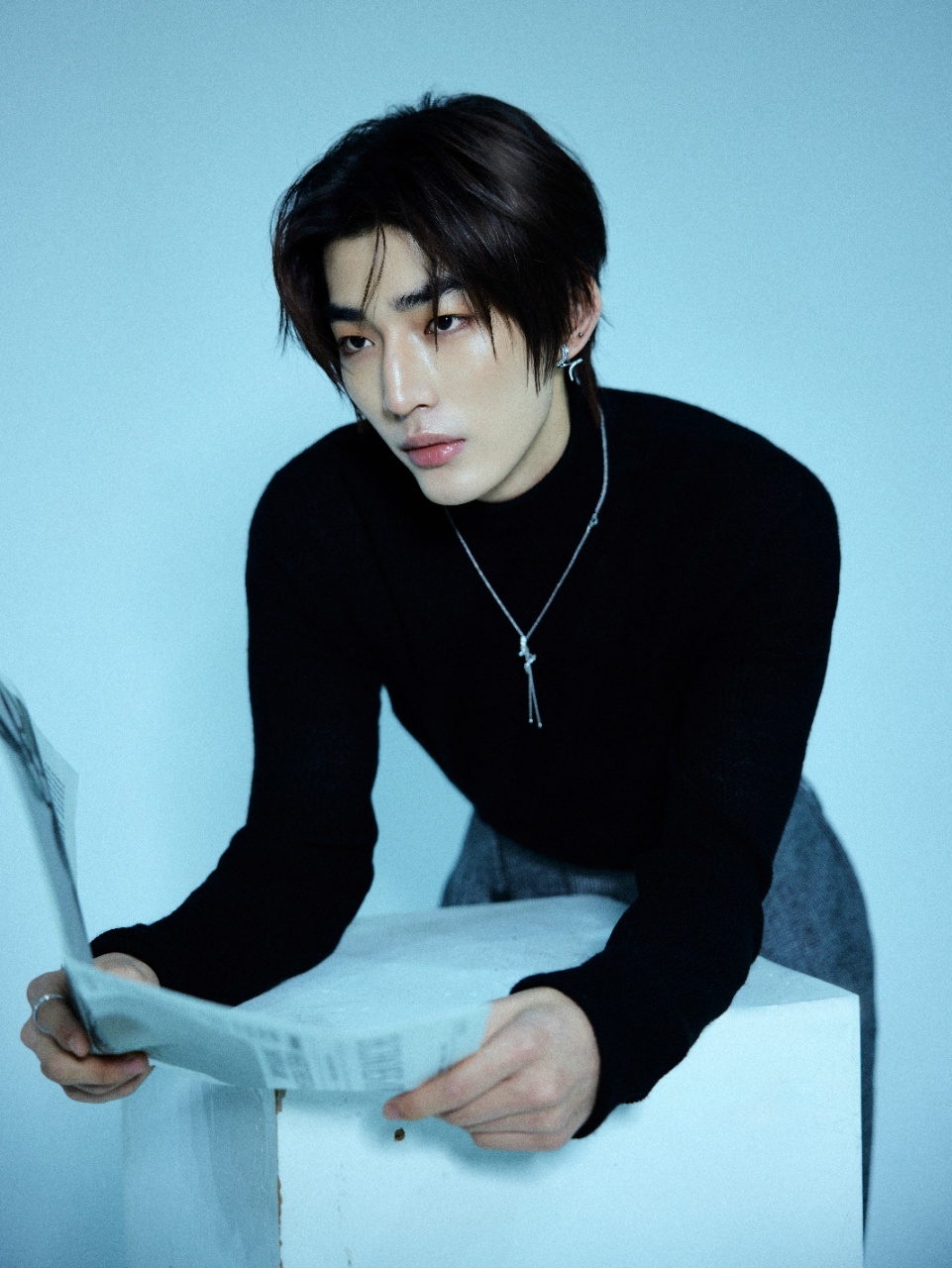 林秋楠 轻点帅你小子别太会拍了！侧颜线条直接鲨疯，眼神又冷又欲，每根发丝都在精准