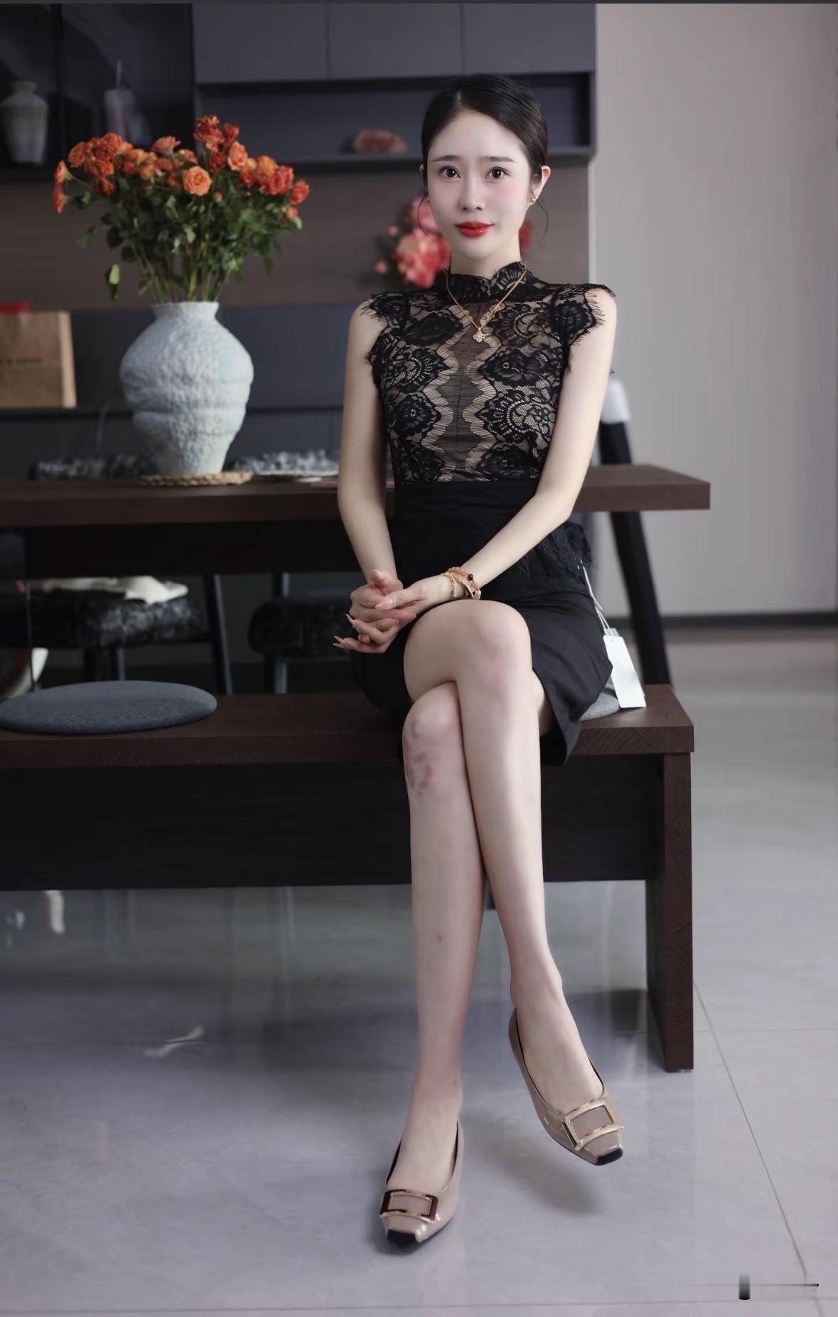 优雅黑裙，气质满满，复古与现代的完美结合！