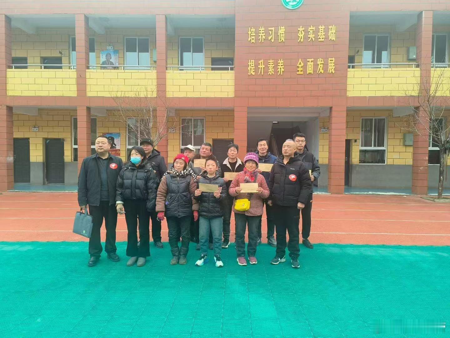 微公益西安身边事 暖冬行动1月31日，希望军转团志愿者奔赴蓝田张家坪九年制学校、