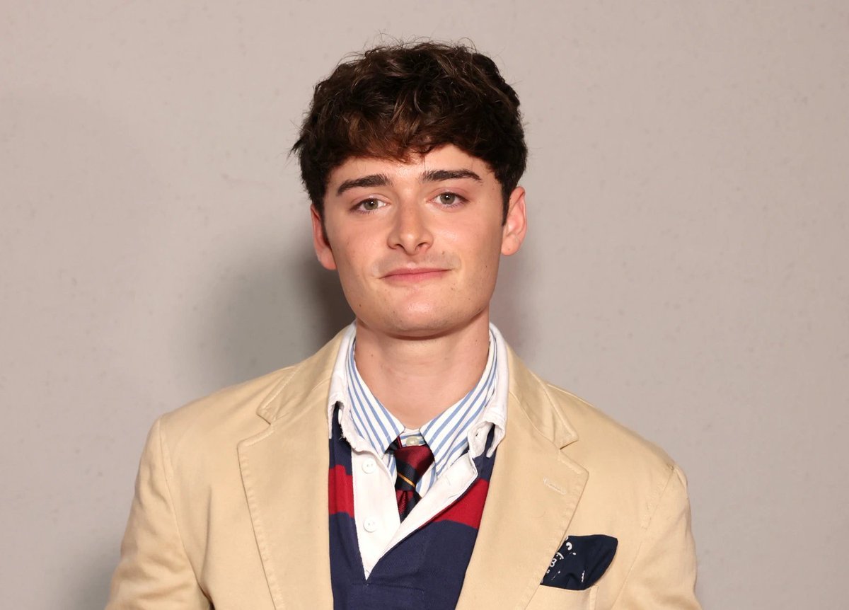 21岁的诺亚·施纳普11岁时就凭借《怪奇物语》开始了演艺生涯，他说这部剧为他提供