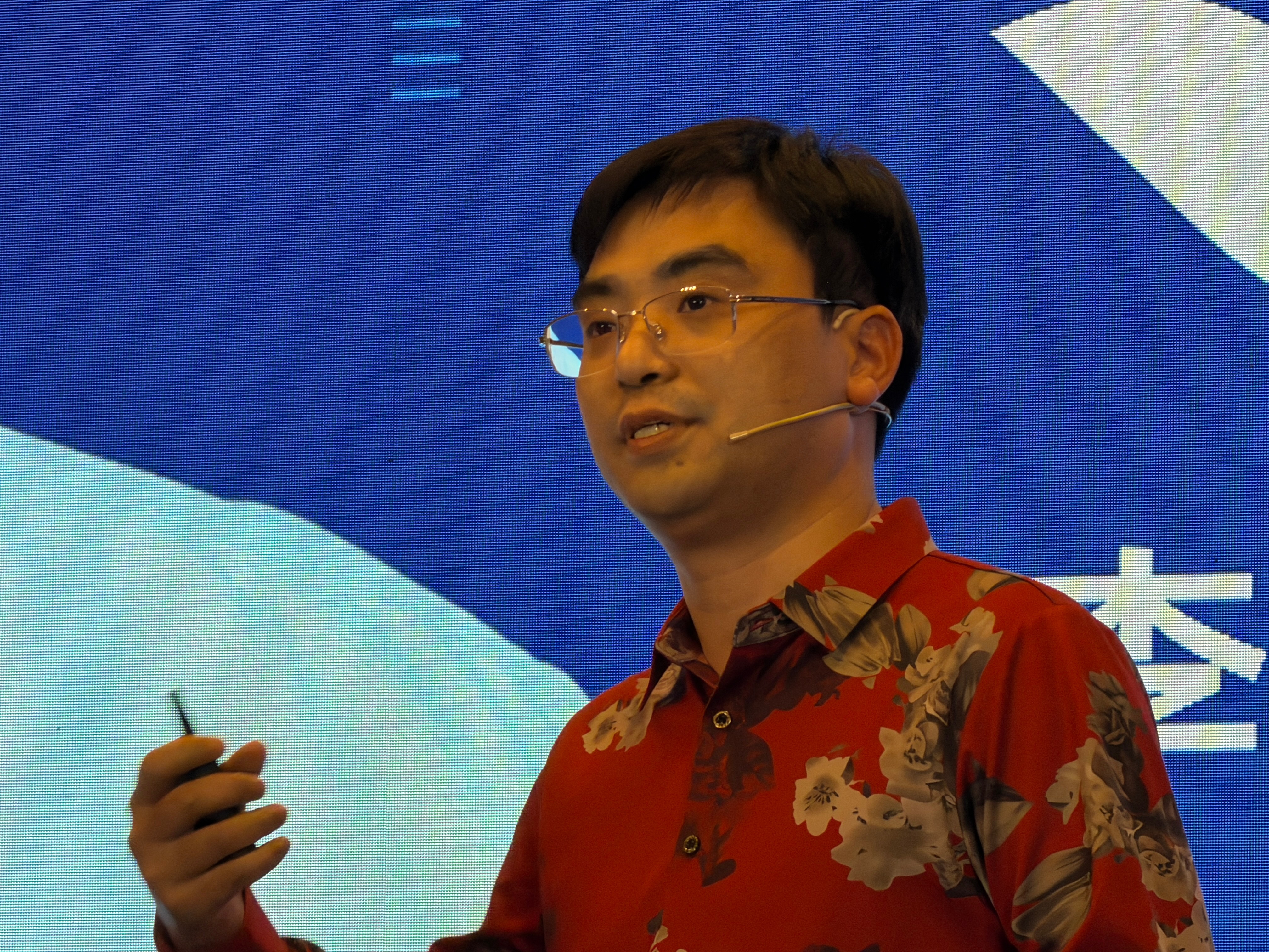 开始了。的报告，要认真听，好多案例要讲。。 