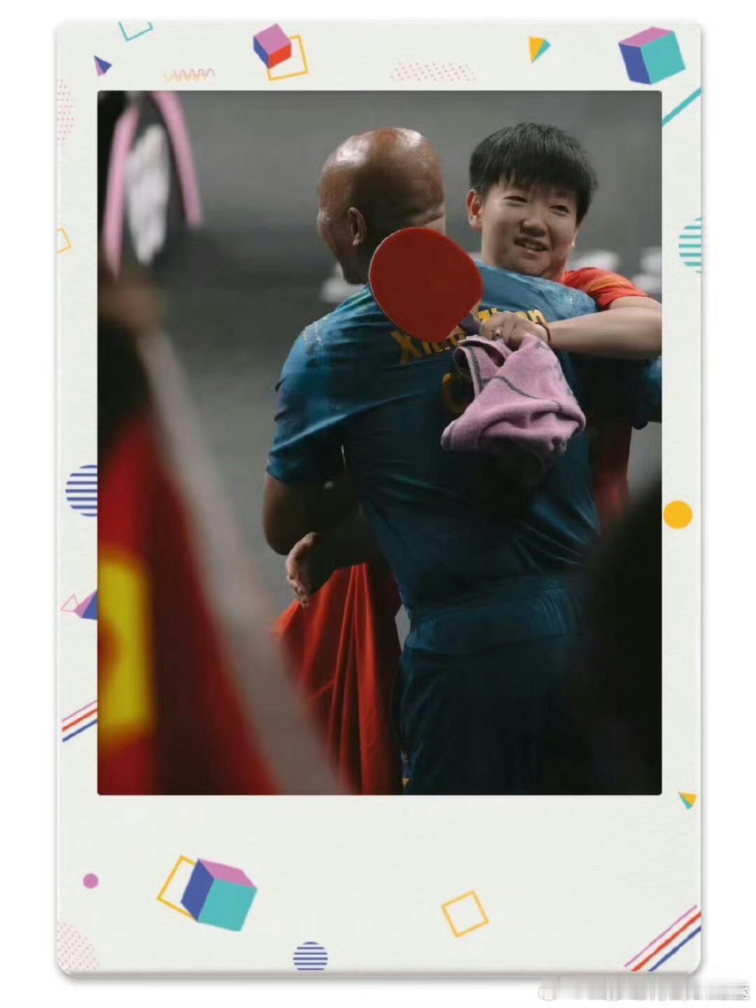 历史首位双圈世乒赛金满贯女运动员孙颖莎和历史首位左手金满贯男运动员王楚钦的球迷朋