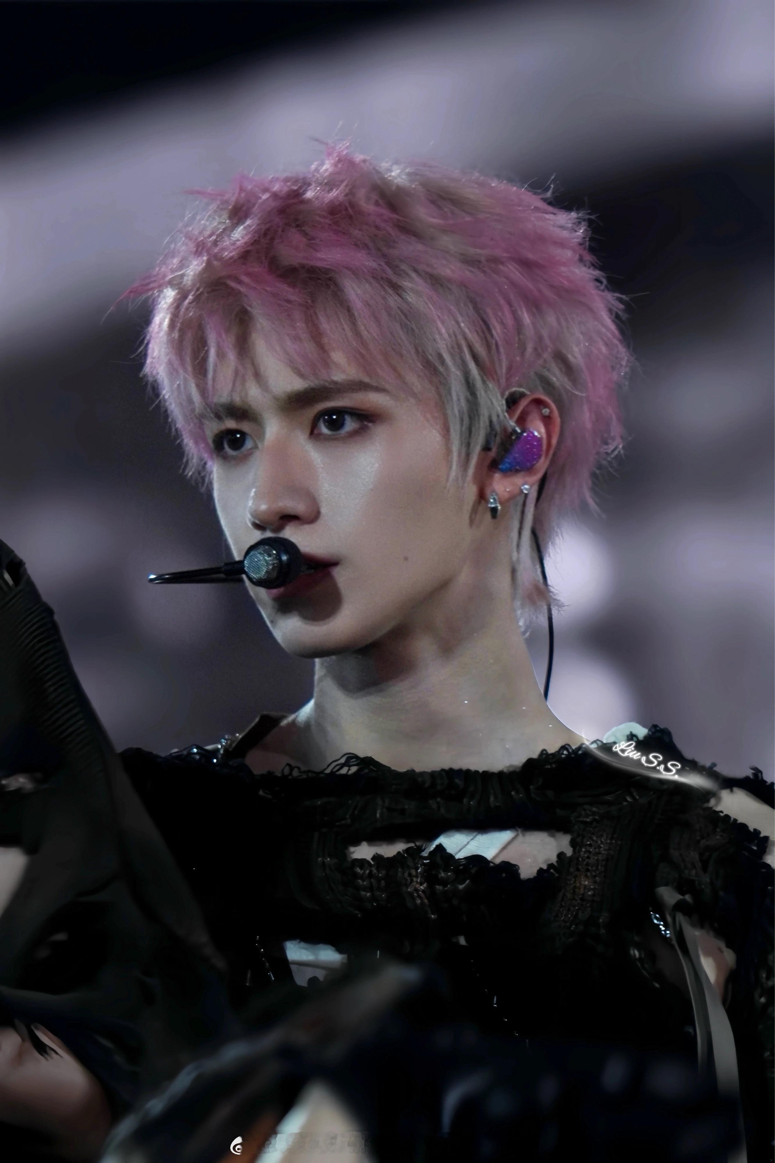 朱志鑫（为什么只有一张啊？多来几张） 