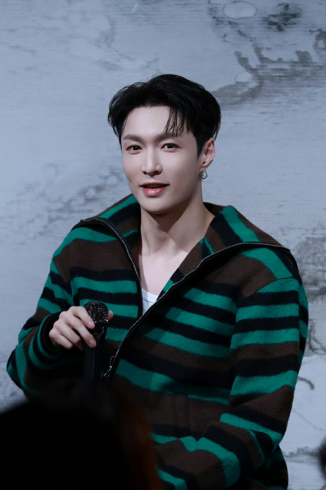 张艺兴新杂志时装男士12月封面 