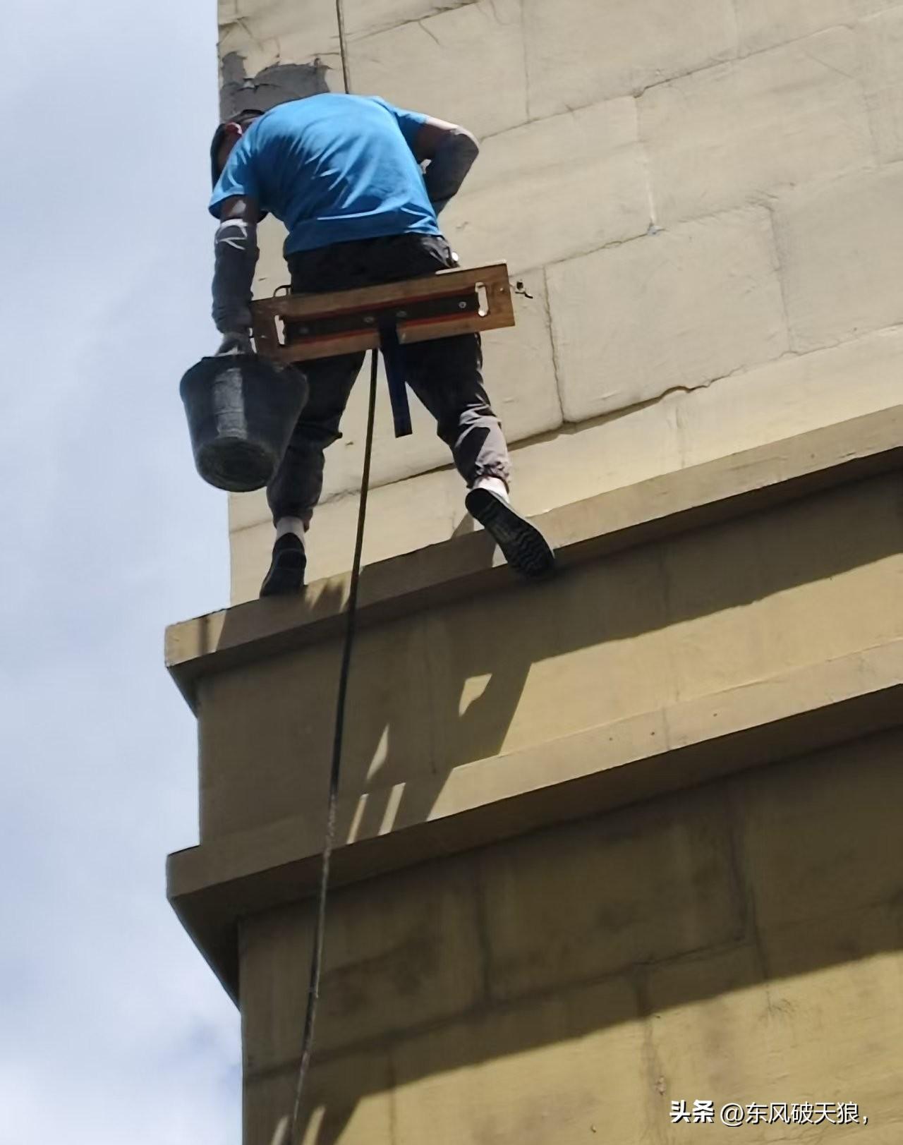 生活不容易，更要注意安全！

高空修补外墙，看着真是捏一把汗。
图里这位师傅仅依