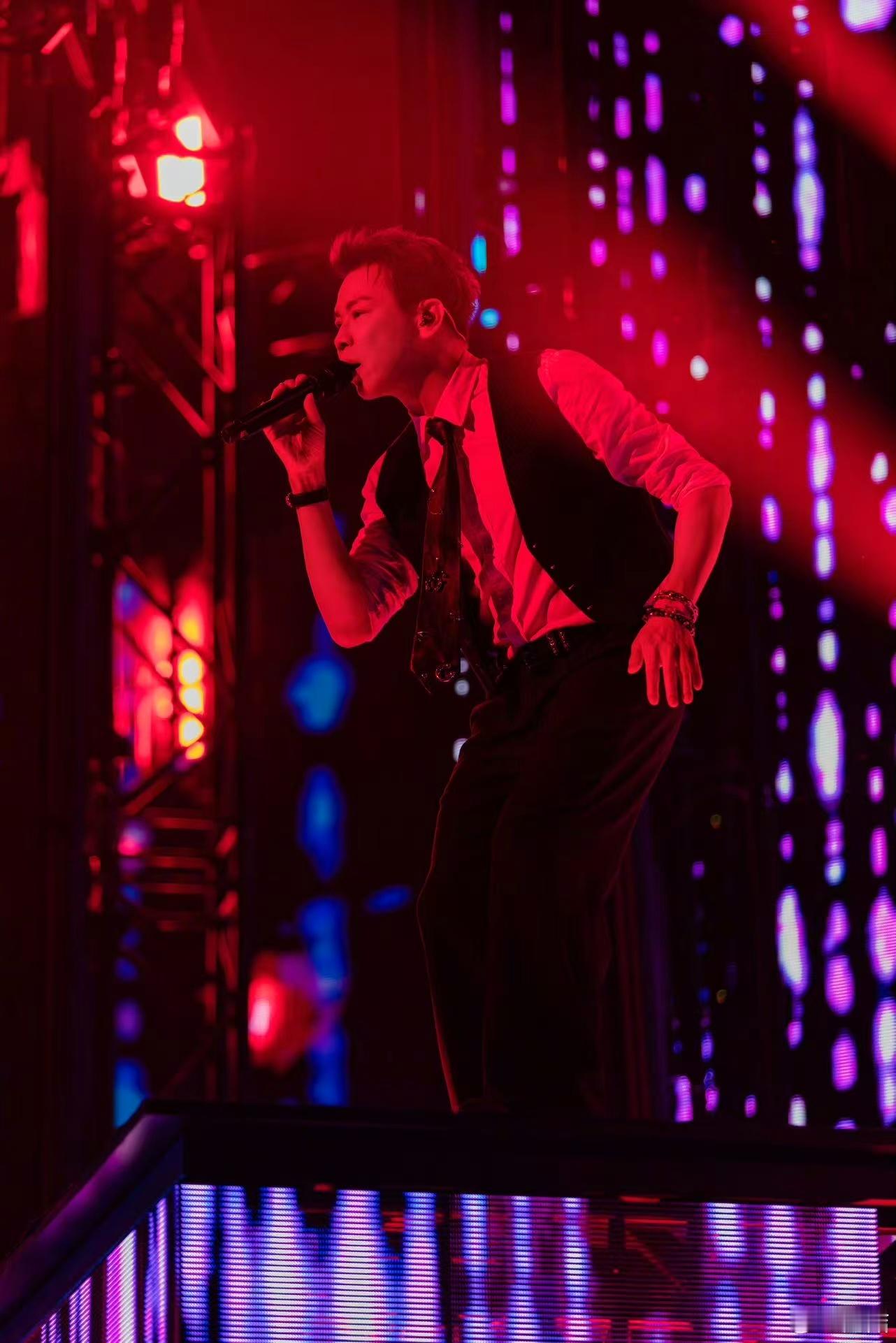 陶喆 你们别让我回不了家 昨晚陶喆演唱会这波点歌太有看点了！用分贝仪让观众选《爱