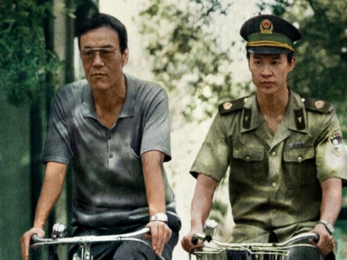 “夜跑的人被刀捅，真凶却不是那个最像凶手的人。”

《树影迷宫》把这条新闻拍成了