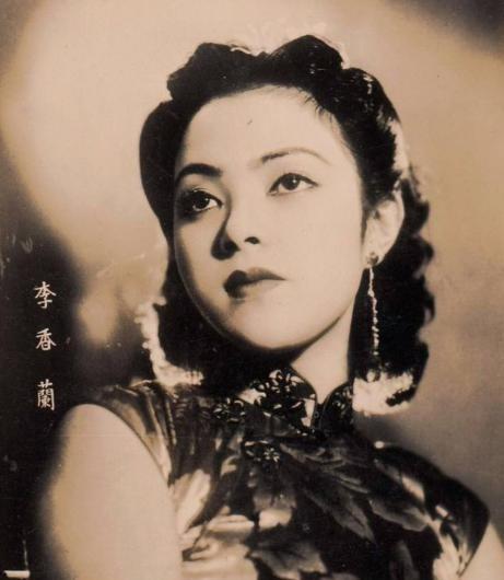 1945年，女汉奸李香兰将被执行枪决，谁料，临刑前她突然解开胸口扣子，从胸前掏出
