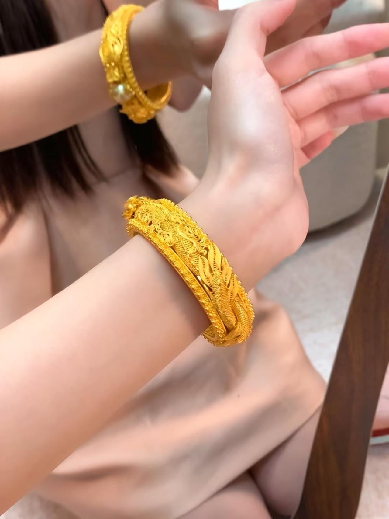 今天才发现，
实物黄金跌这么狠，
7月1日，一只43克金镯子，居然轻轻松松438