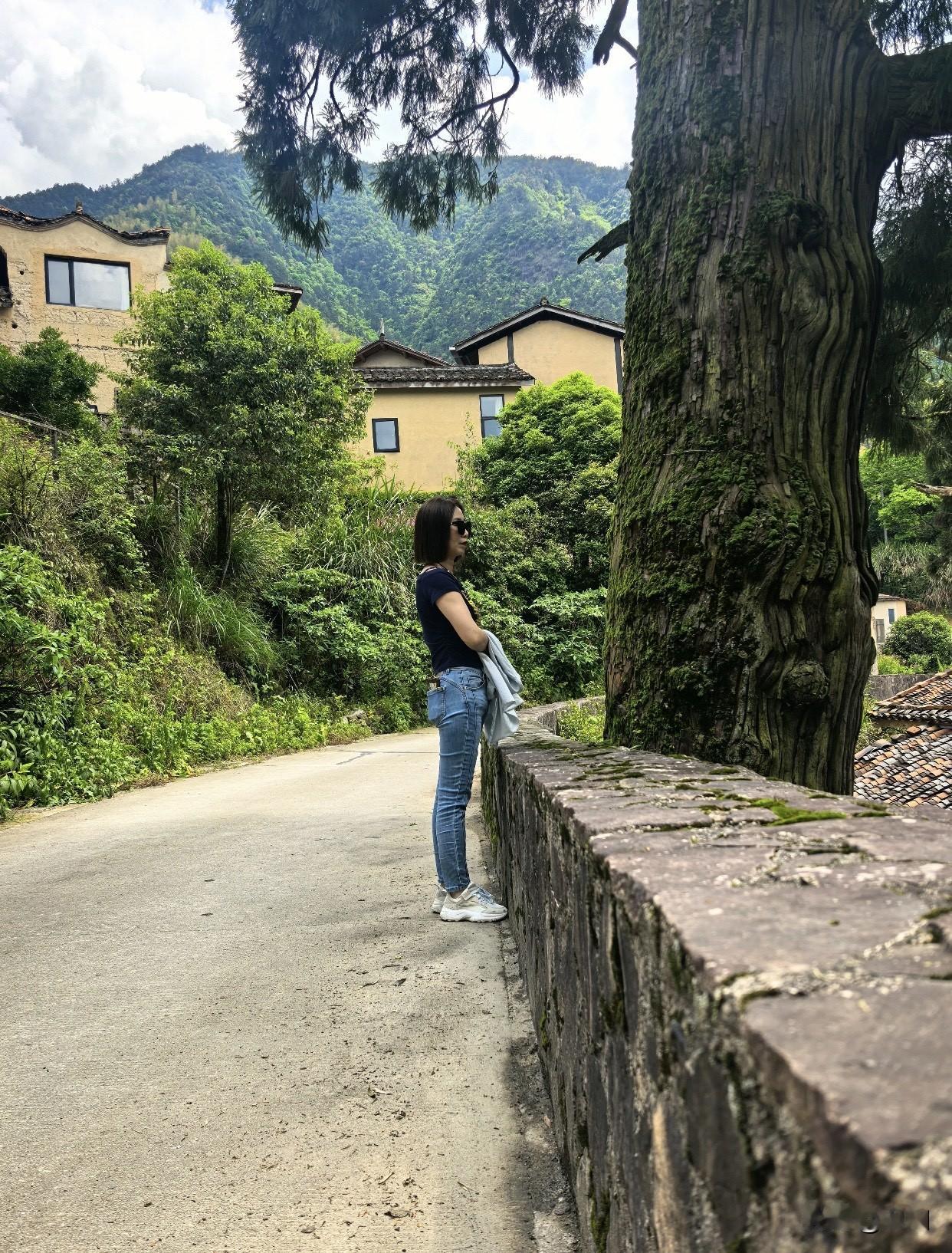 牛仔裤搭配什么样的上衣比较好看?黑色半袖确实是搭配牛仔裤的经典选择，它简约又百搭