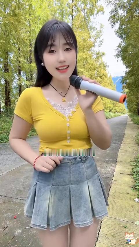 甜蜜情歌：我的快乐就是想你。
您好，打开视频的叔叔阿姨、兄弟姐妹们，一首好听的歌