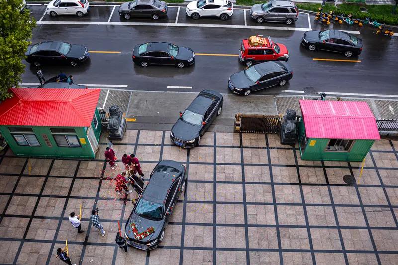 拦婚车讨喜钱这种恶习，知道从什么时候开始流行，现在是越来越猖狂狮子大张口。这根本