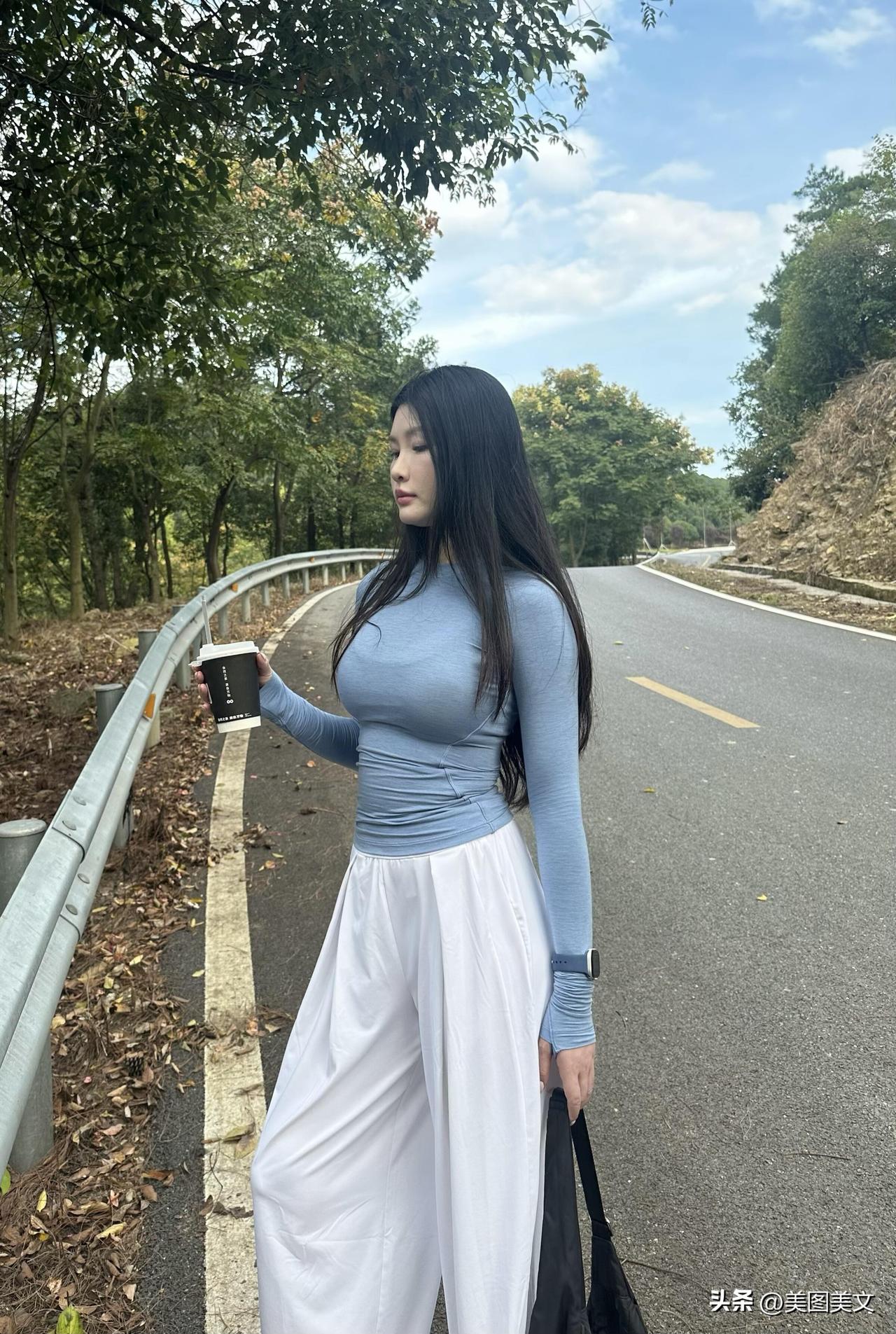 秋日漫步，轻奢咖啡，享受宁静时光。