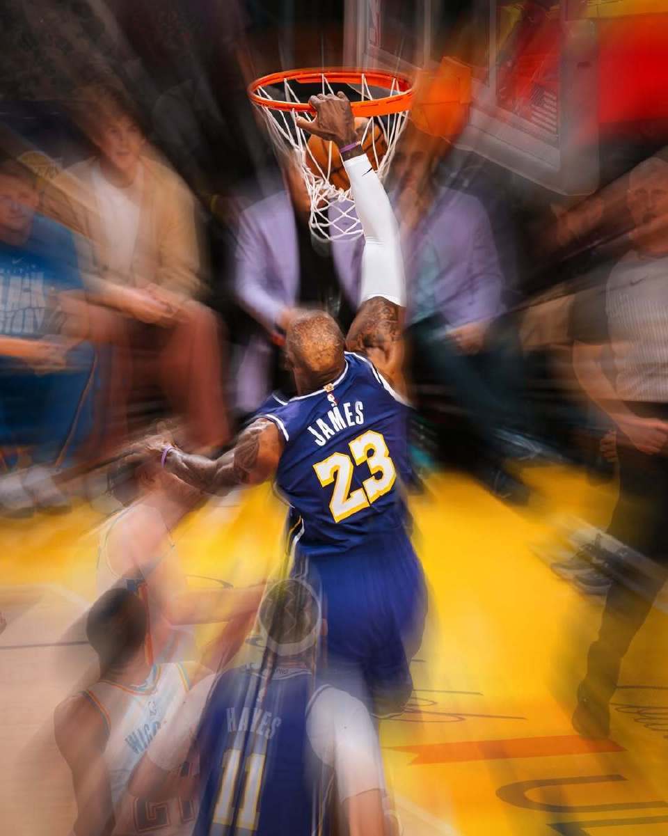 NBA官方宣布，勒布朗-詹姆斯将不会出席今日的NBA全明星媒体日活动，他将于北京