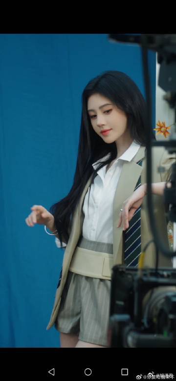 鞠婧祎走路姿势跟着穿搭变 看鞠婧祎走路真的赏心悦目！穿西装时她步伐沉稳，气场十足