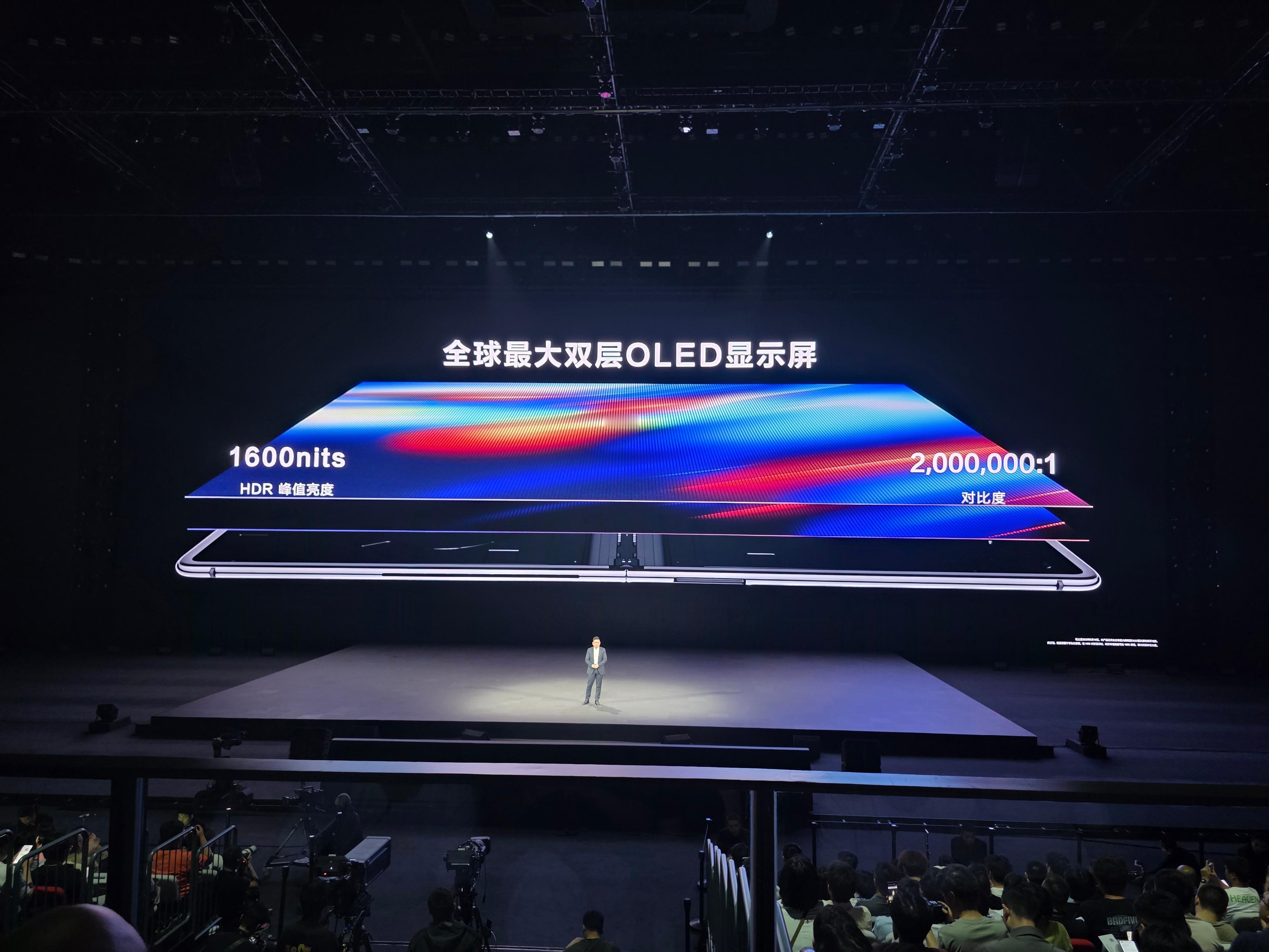 华为鸿蒙折叠笔记本采用了全球最大的双层OLED显示屏，1600nits HDR峰