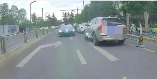 300米路段19辆车违停，为进小区司机竟逆行“借过”？
这不是借过，这是公然“借