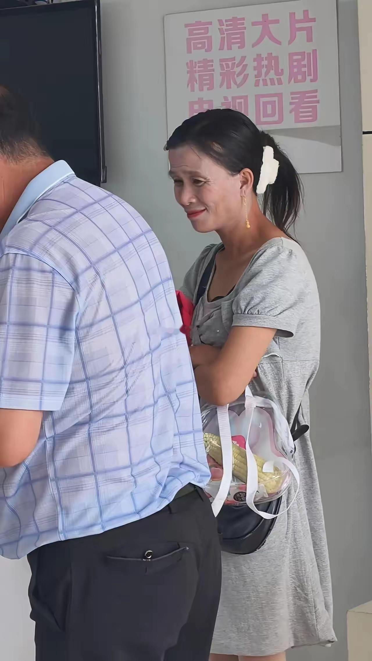 这妆化的，若大晚上见到估计得吓一大到。不会化可以不化。 