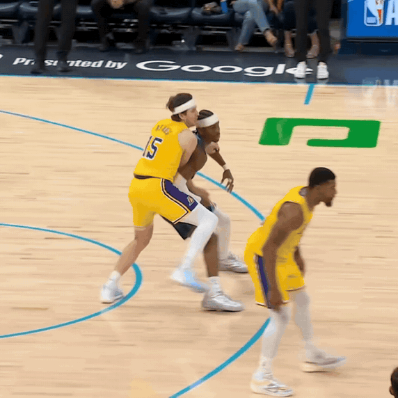 好家伙！这球明显里夫斯先犯规啊！
在今天NBA季后赛湖人对阵雷霆的第三节比赛中，