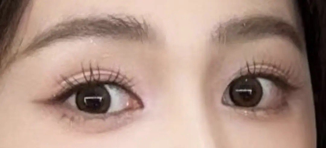 白鹿的双眼皮也太不明显了，贴的双眼皮贴反而有点突兀 ​​​