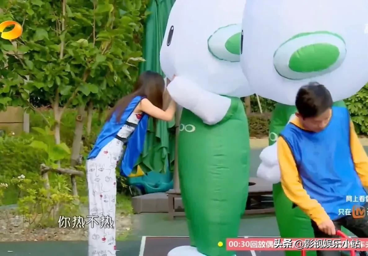 赵丽颖综艺节目的那些细节：

1、《偶像来了》幼儿园那期，大家都在各种玩，她跟玩