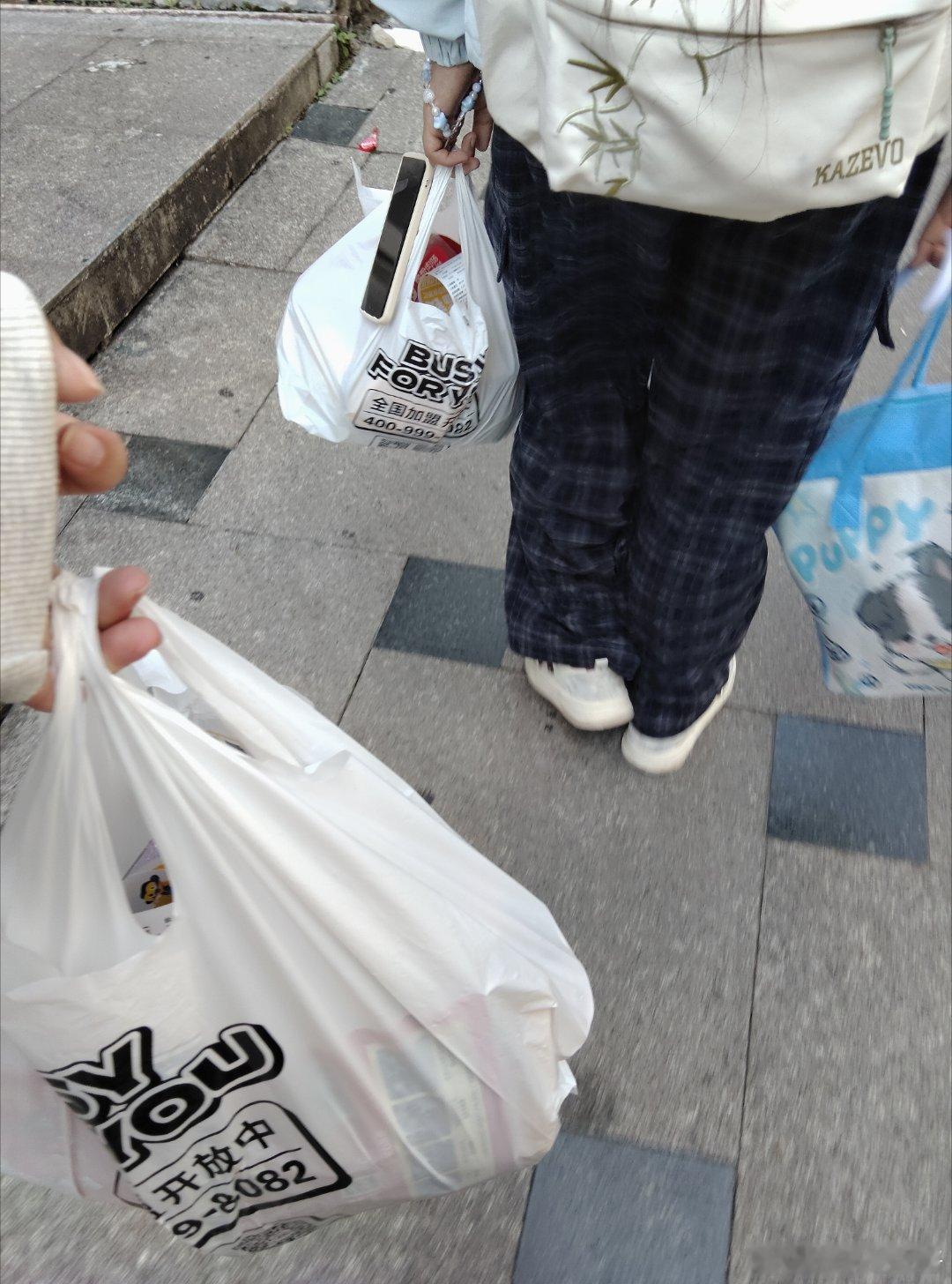 服了，这两个孩子一下车就买东西​​​