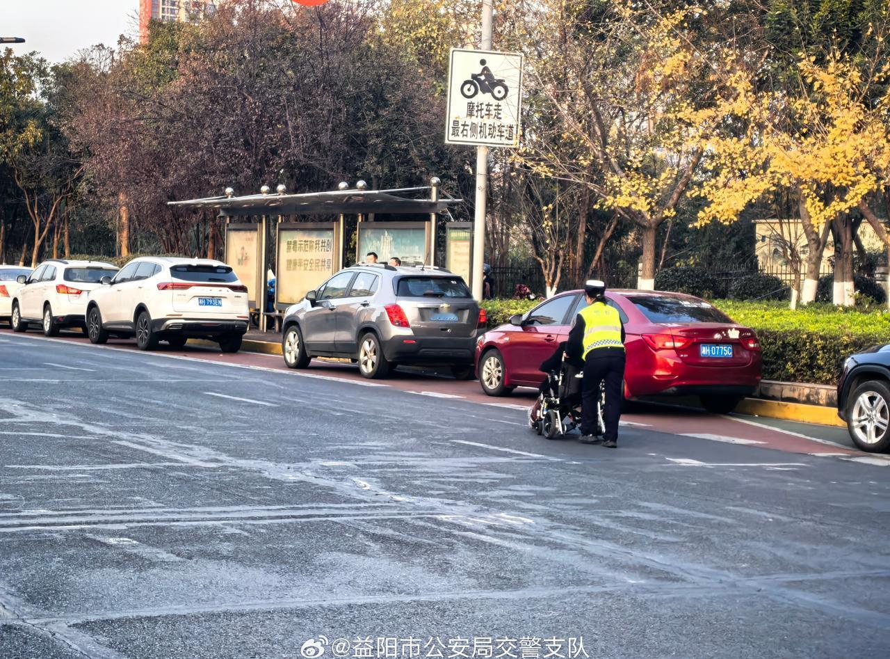 【冬日暖流！交警及时出手帮老人推轮椅过马路】交警正能量 12月6日，湖南益阳龙梓