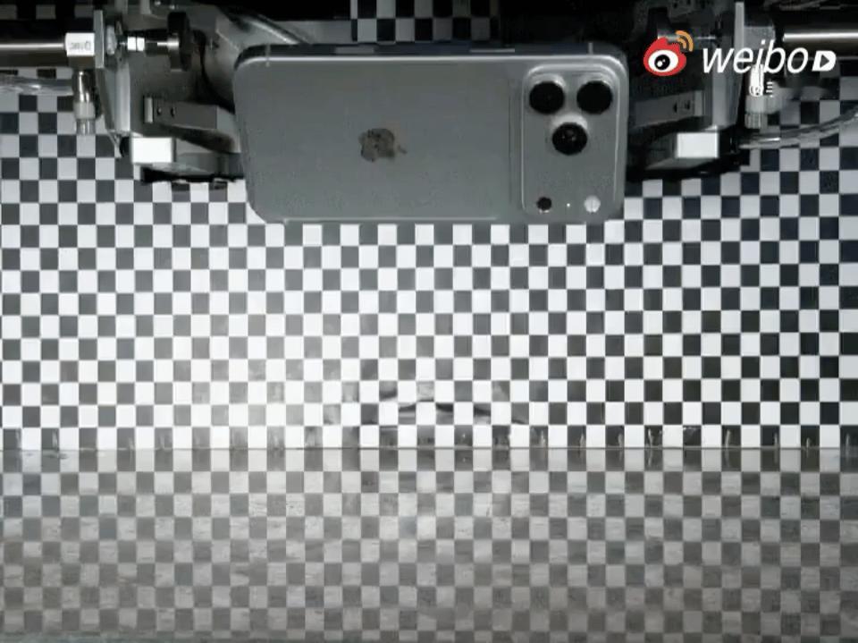 iPhone18ProMax银灰色就像是没有涂层的裸机，传闻iPhone18Pr