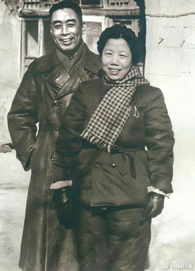 那个年代的爱情！1947年，邓大姐和周总理在延安窑洞前拍的照片留念！[憧憬] ​