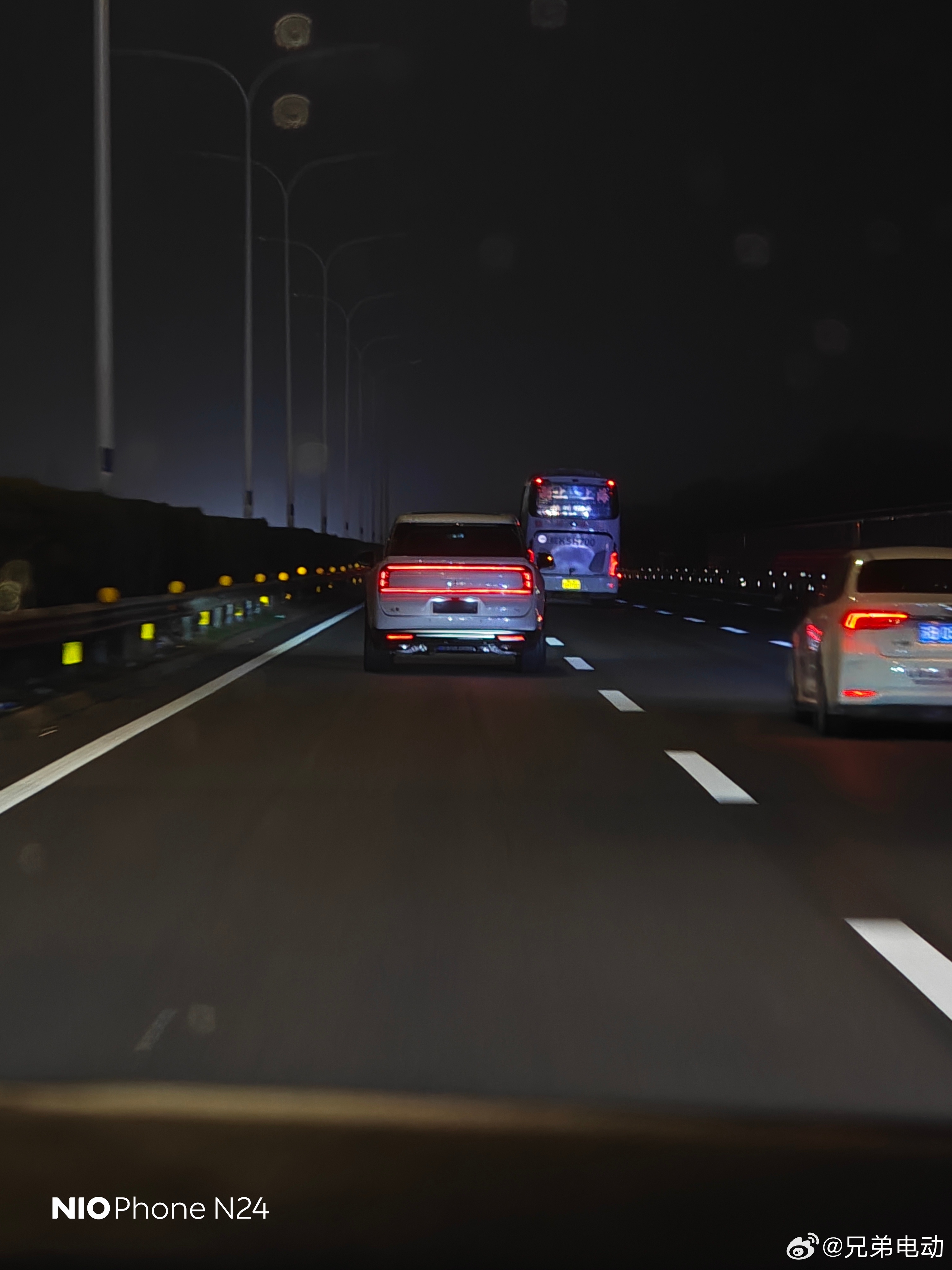 极氪9X的车尾辨识度非常好，很远就能直接确认车型，这在如今非常宝贵。兄弟电动