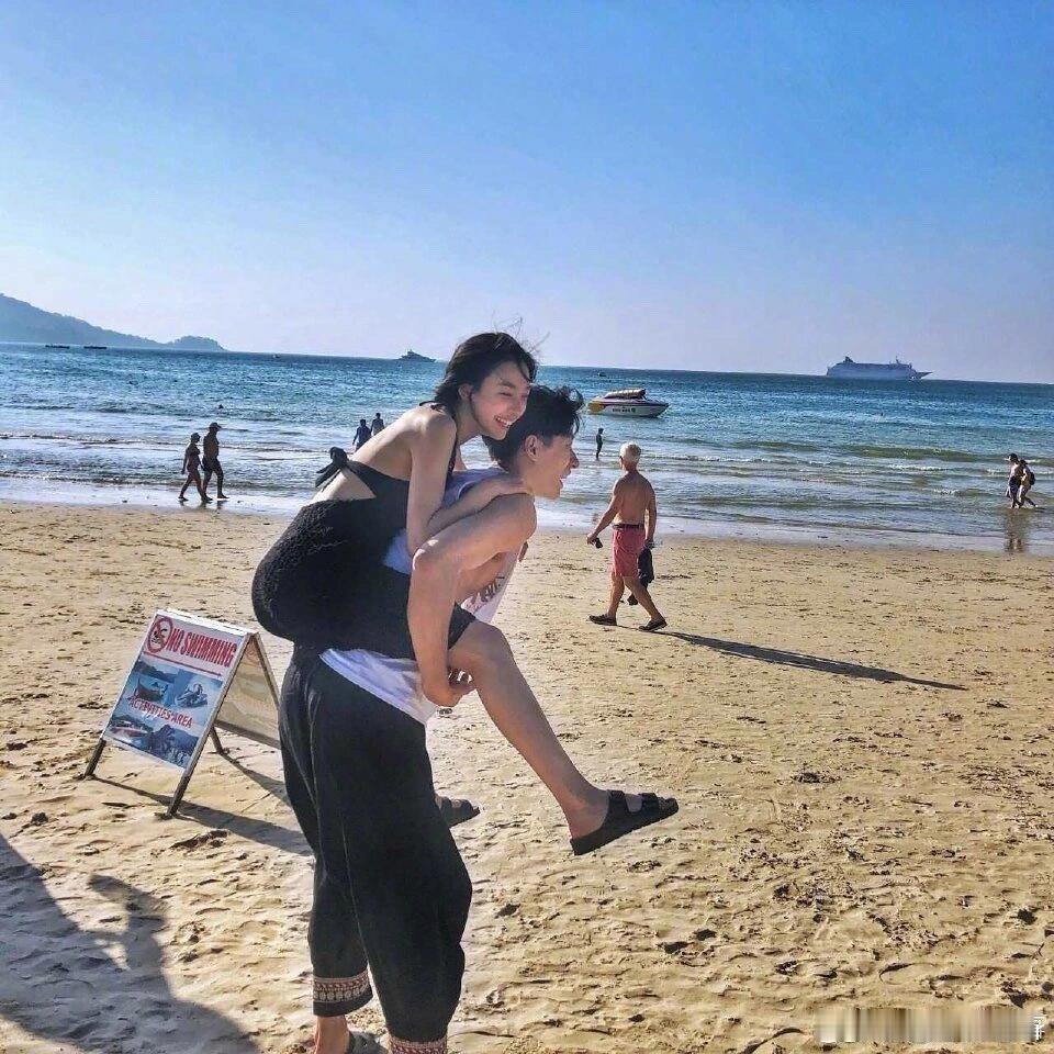 易梦玲 师生恋易梦玲复读时与比大他14岁的老师谈恋爱那时候好像这男的还骗她不少钱