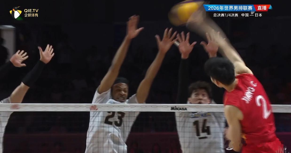 三人拦网，王鹤斌长距离背传2号位，川哥拿下了。中国男排vs日本男排2026年世界