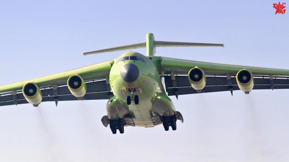 咱们的运20“胖妞”，今年13岁了。这不仅仅是一架飞机的年龄，更像是一位历经风雨