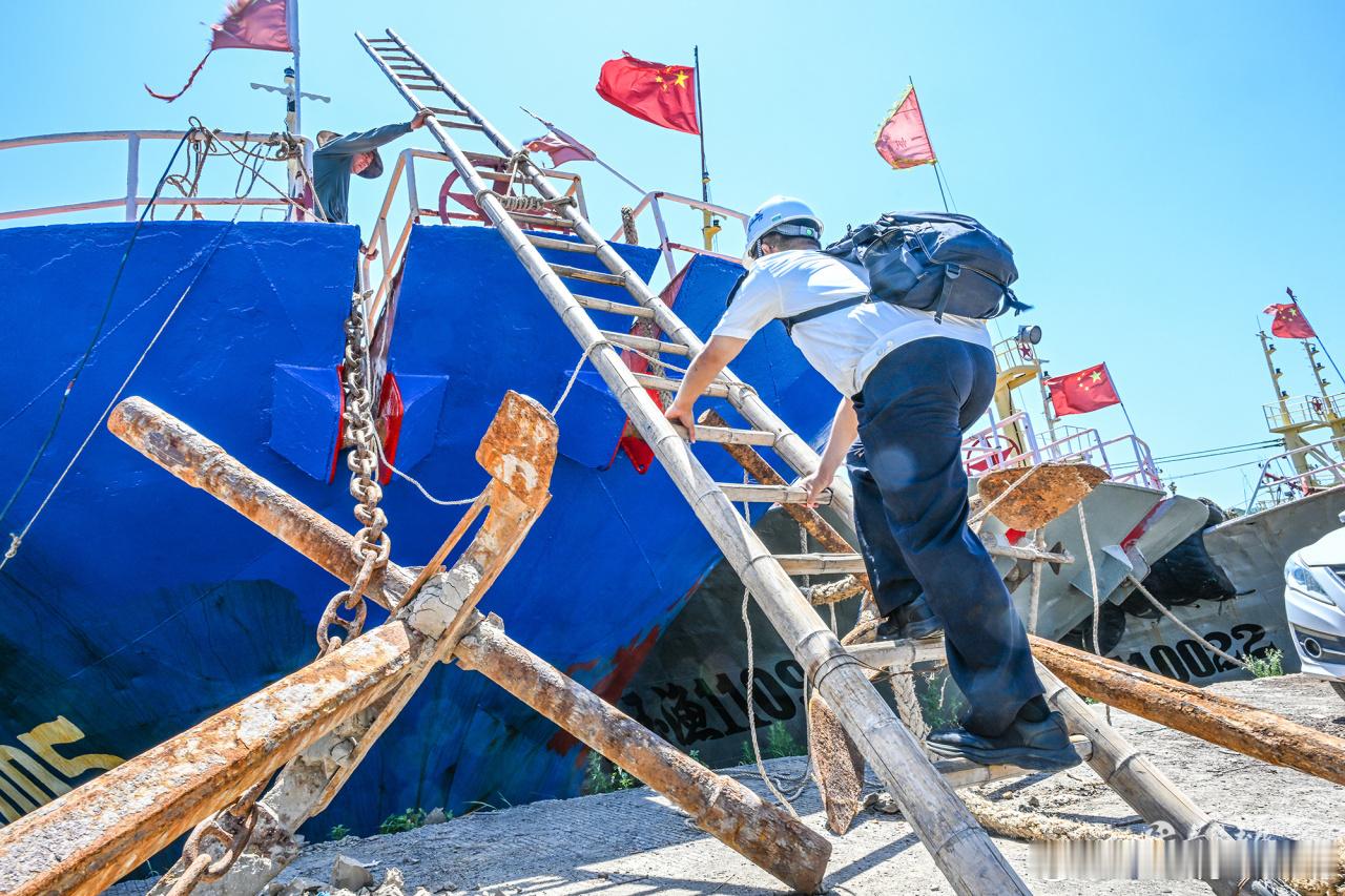 玉环船检人40℃机舱里的最后一道防线四十度高温机舱内坚守岗位，两代船检人接力守护
