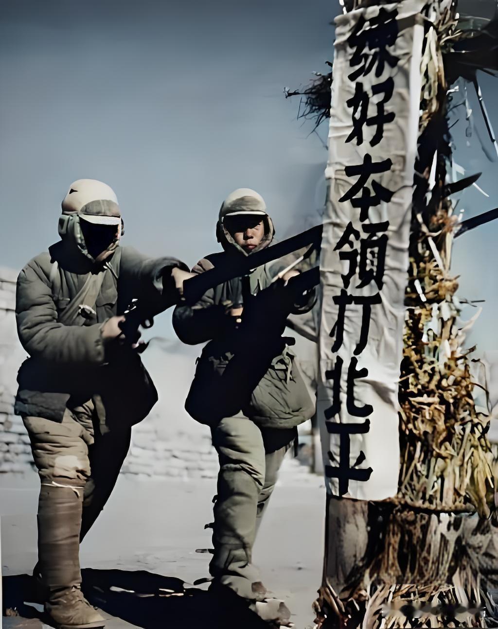 1949年，正值平津战役前夕，解放军战士们正全身心投入到刺杀训练的紧张氛围中。镜