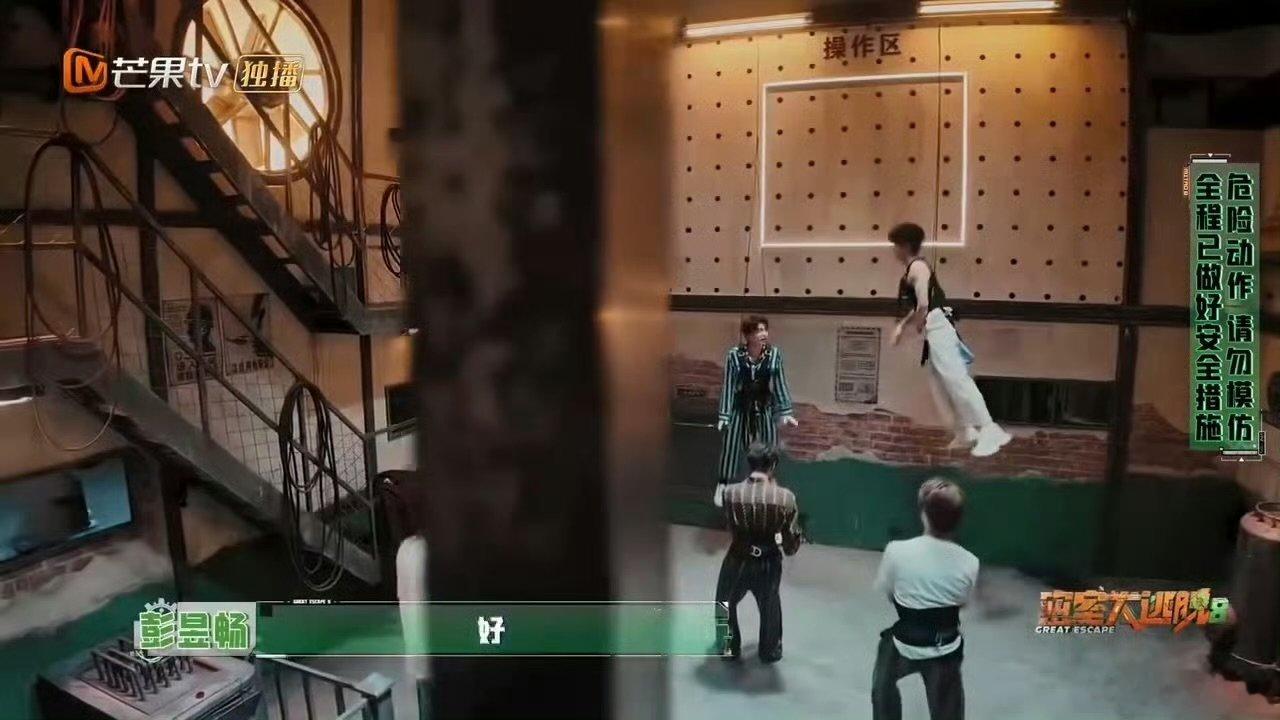 张真源吊威亚动作指导许凯密室大逃脱没想到拍戏常年吊威亚的许凯，在综艺里化身专属指