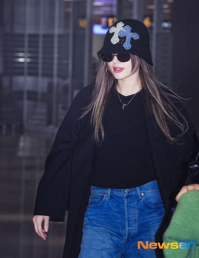 Somi[超话] 🤍 Somi全昭弥PRADA代言人 250315 仁川机场入