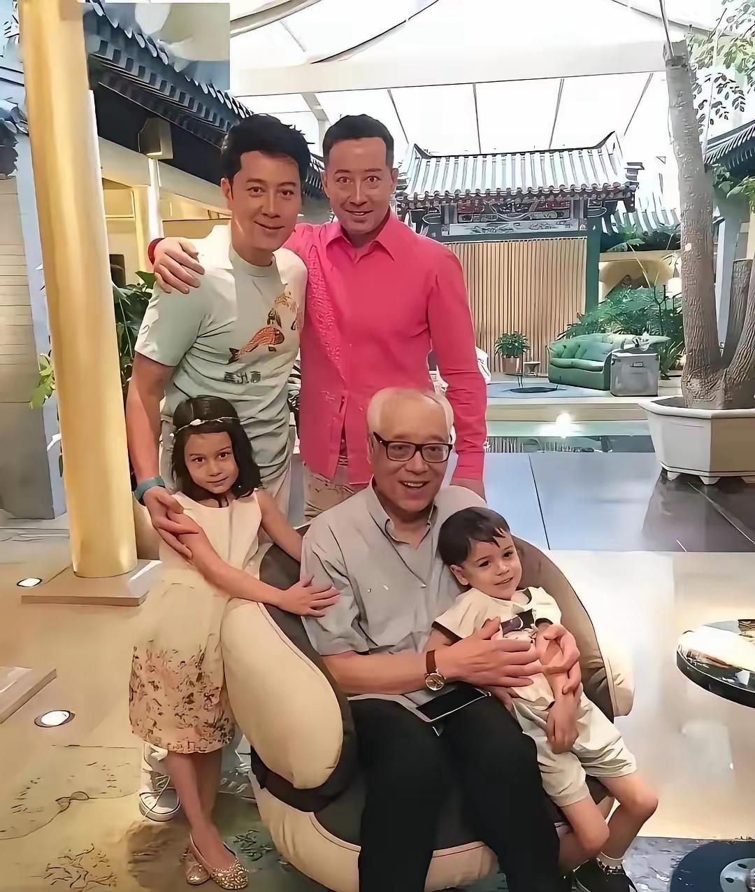 20年480万！蔡国庆每月给弟弟发2万工资，看懂的人才懂最高级的兄弟情
 
看完