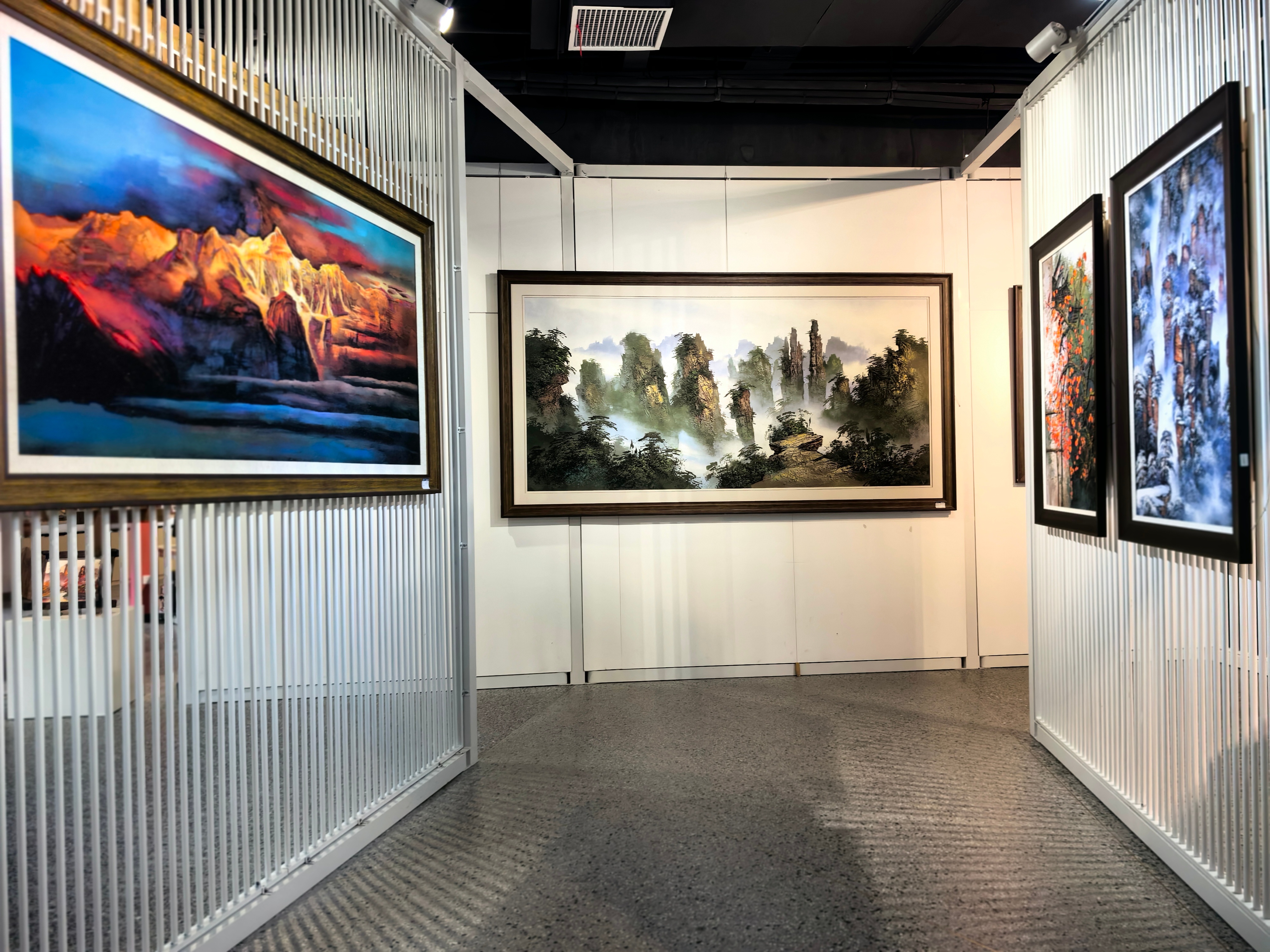 张家界砂石入画湘艺走向世界湘西七百土家姑娘把千年织锦织到全世界第四届名评名家湖湘