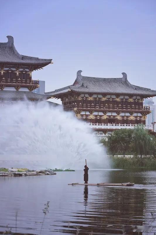 巴尔楚克·当下辞
 
欲解开那宿命无形的束缚？
当下步履，
遥远的往事，
早已沉