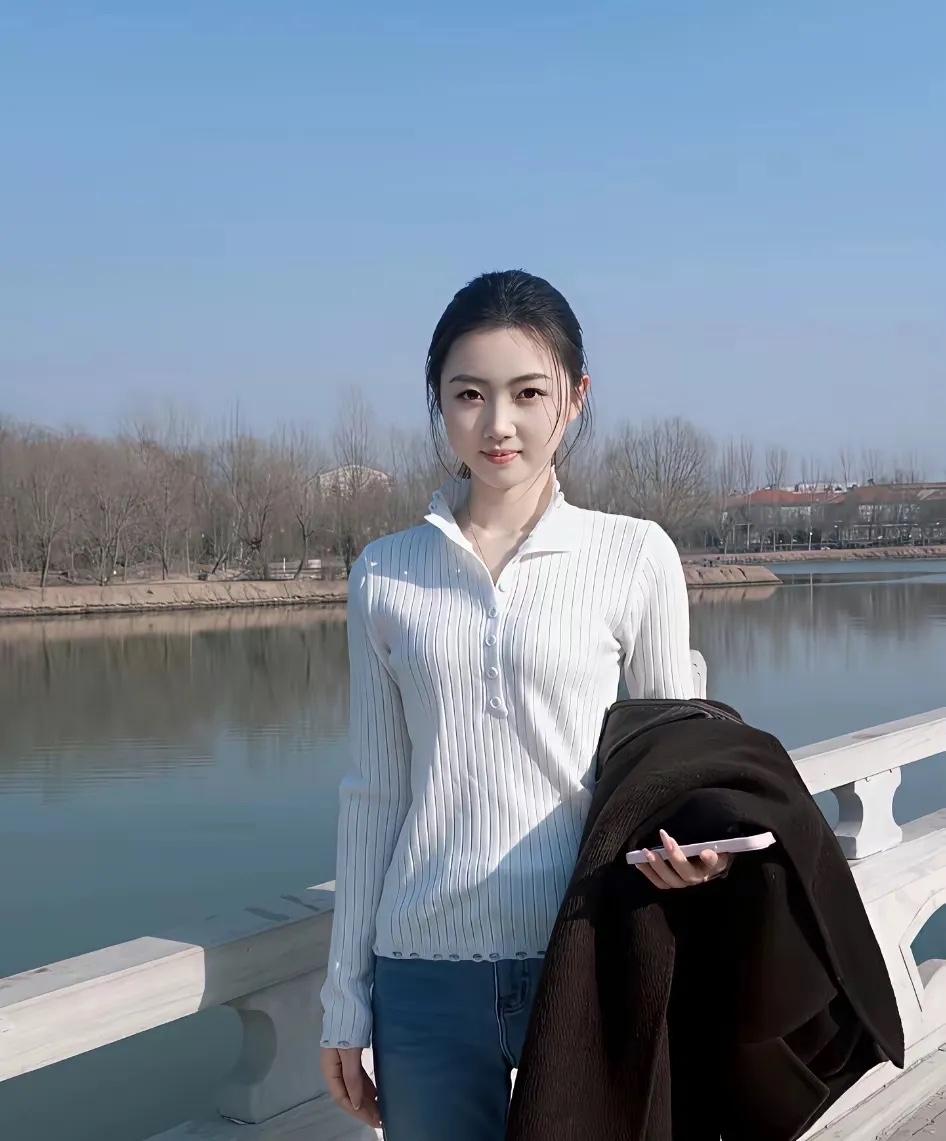 《风轻语，我等你》
 
作者/千雪

我在人间兜兜转转，
看过花开，也走过叶落，