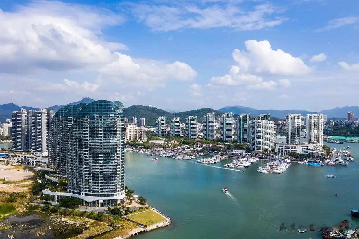今天早晨去大亚湾参加一个案子的庭审，在去法庭的的士车上，司机竟然播放着那首熟悉又