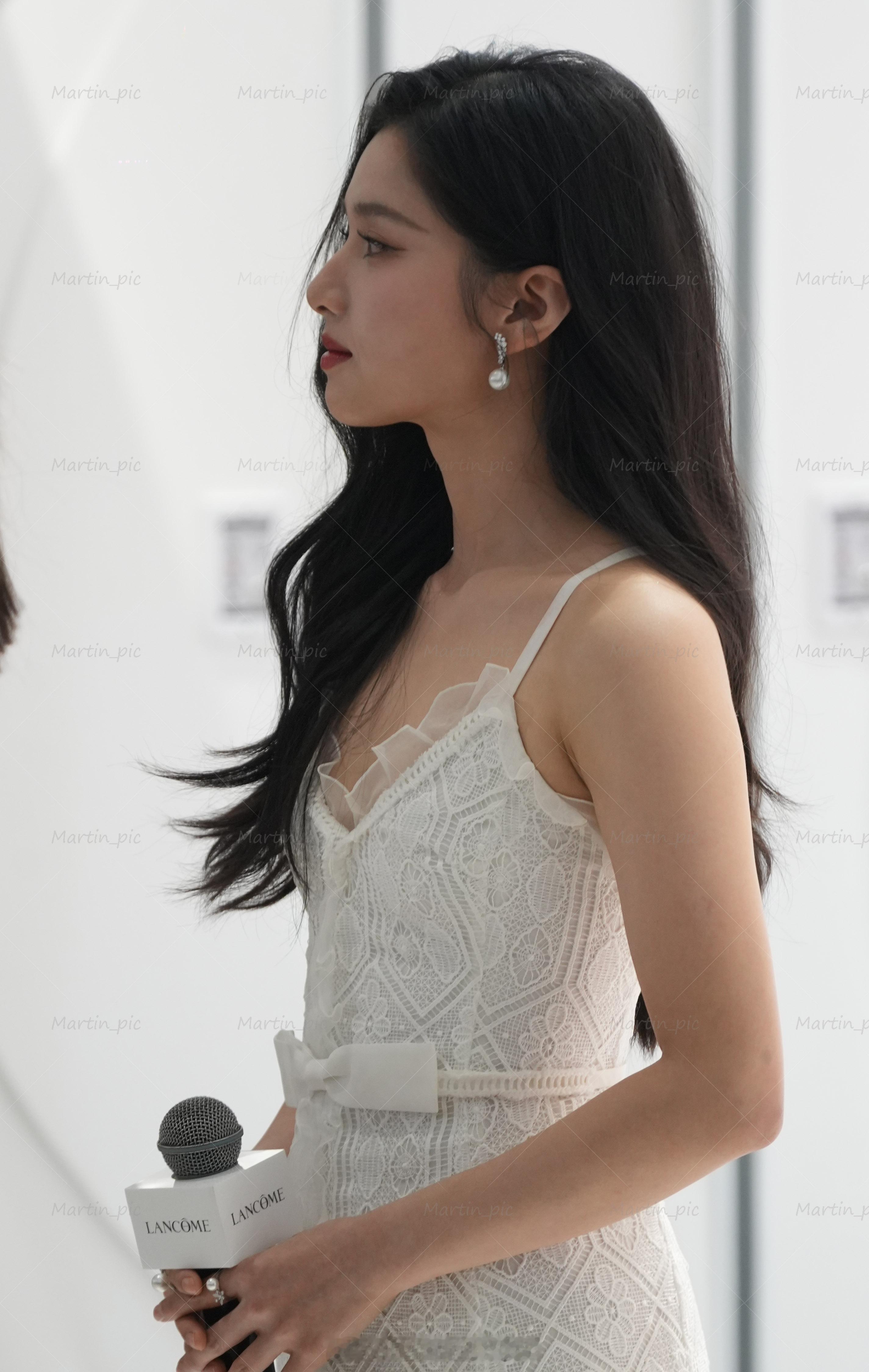 #张婧仪[超话]##张婧仪生图# 张婧仪的侧脸真是美得像雕塑，想在姐姐鼻子上滑滑